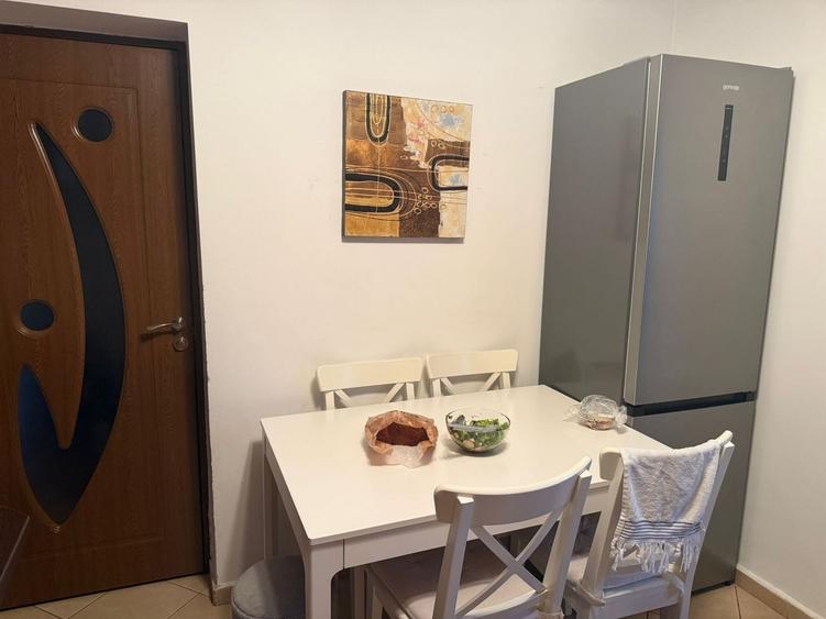 Apartament cu 3 camere decomandat, mobilat în Micro 5