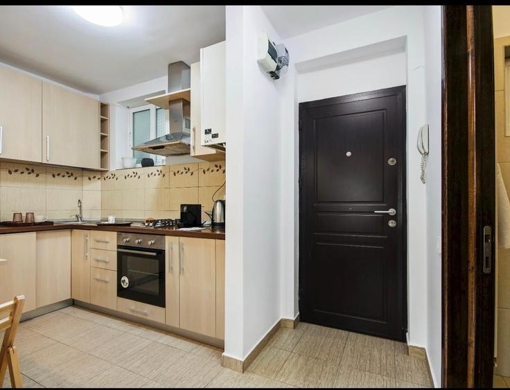 Apartament cu 2 camere semidecomandat, mobilat în P-ța Universității