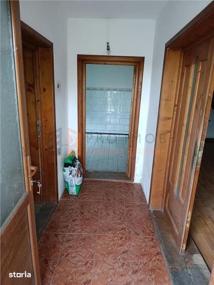 Casă cu 3 camere decomandat cu Teren 1378 Mp în Costești