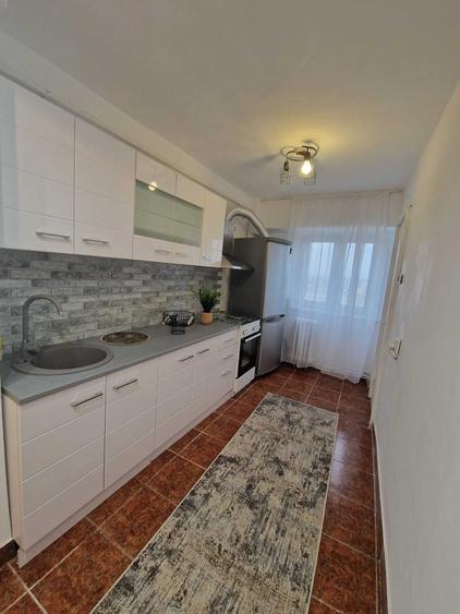Apartament cu 4 camere decomandat în Rovine