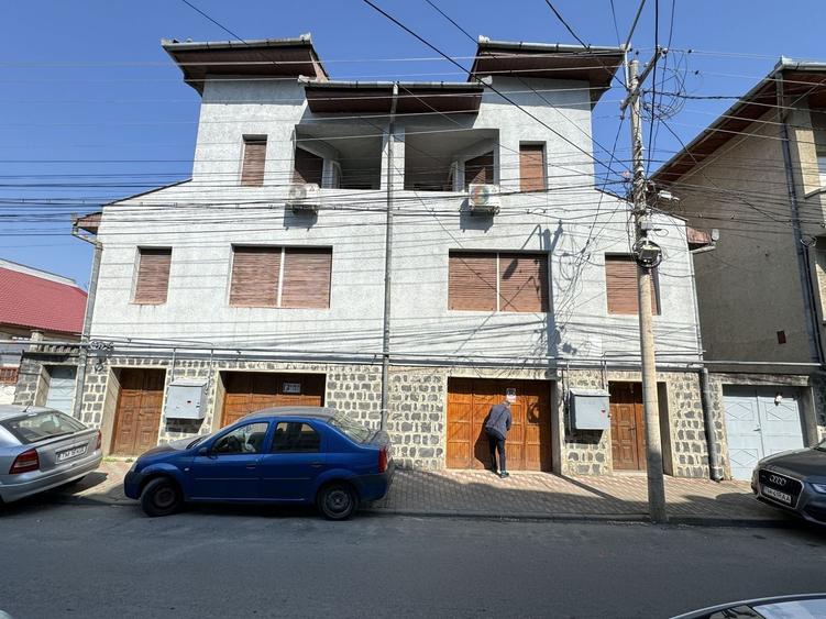 Casă individuală cu 8 camere cu Canalizare în Central