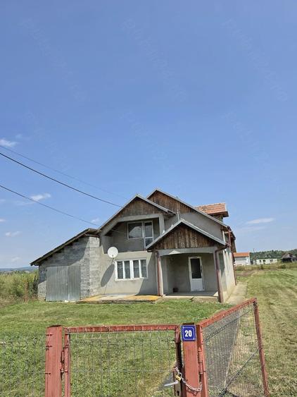 Casă cu Teren 1500 Mp în Jidvei