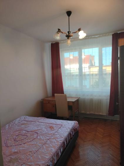 Apartament cu 3 camere semidecomandat în Horea