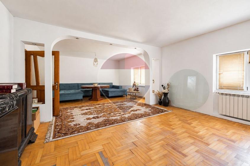 Casă individuală cu 6 camere cu Teren 3115 Mp în Sânpetru