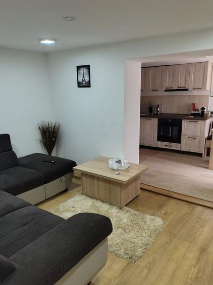 Casă individuală cu 8 camere cu Canalizare în Central