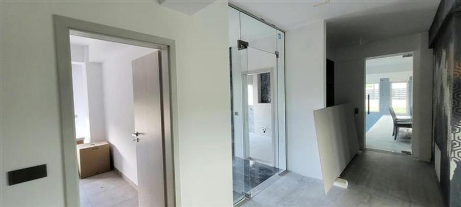 Casă individuală cu 5 camere cu Piscina în Central