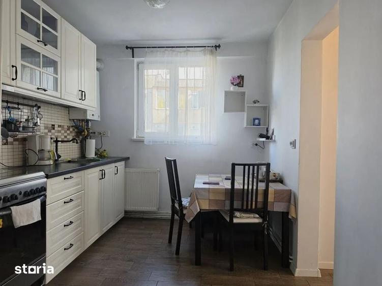Apartament cu 3 camere decomandat în Astra