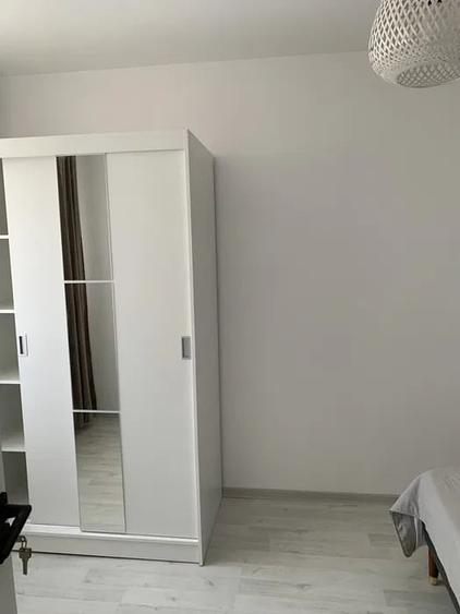 Apartament cu 3 camere semidecomandat, mobilat în Universitate