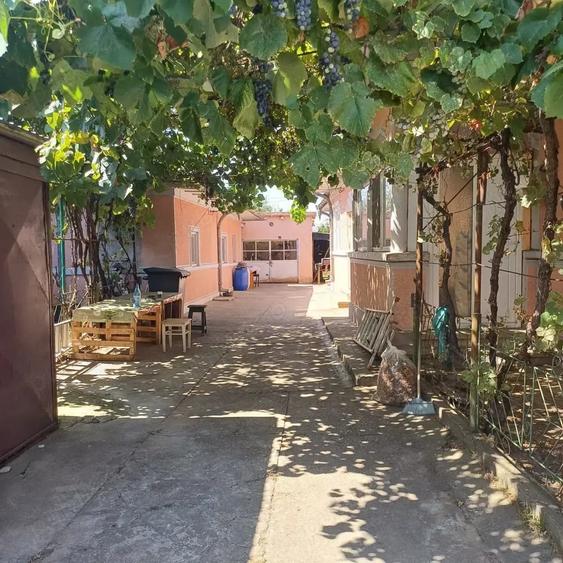 Casă cu 6 camere cu Teren 714 Mp în Săbăreni