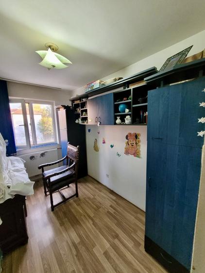 Apartament cu 3 camere decomandat, mobilat în Dacia