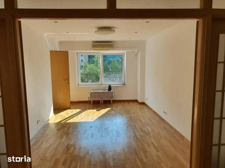 Apartament cu 4 camere semidecomandat în Centrul Civic