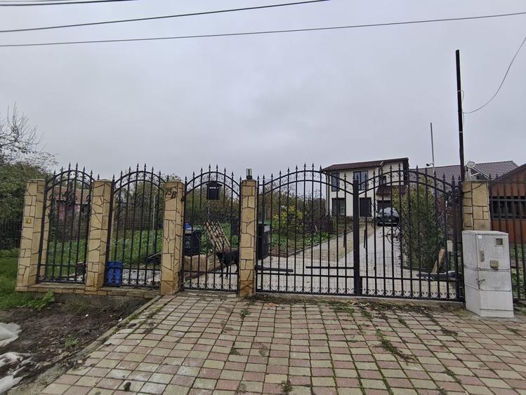 Casă cu 4 camere decomandat în Tuzla