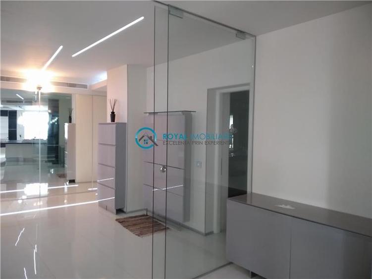 Apartament cu 3 camere decomandat, mobilat în Central