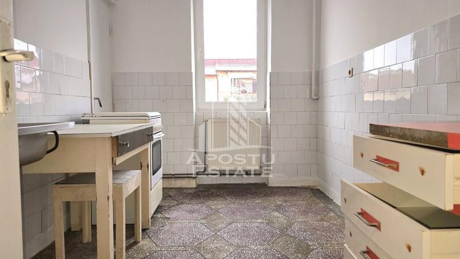 Apartament cu 4 camere semidecomandat în Aradului