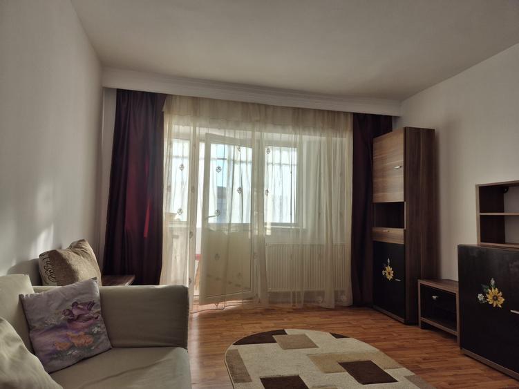 Apartament cu 3 camere decomandat, mobilat în Central