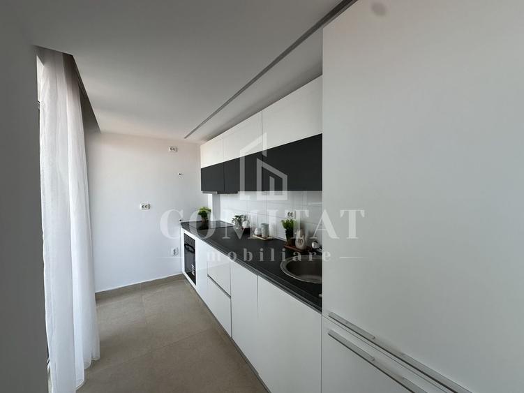 Apartament cu 5 camere semidecomandat, mobilat în Bună Ziua