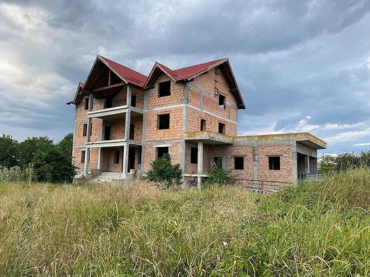 Casă cu Teren 2500 Mp în Criș