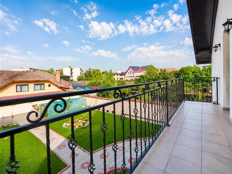 Casă individuală cu 5 camere cu Teren 965 Mp în Exterior Est