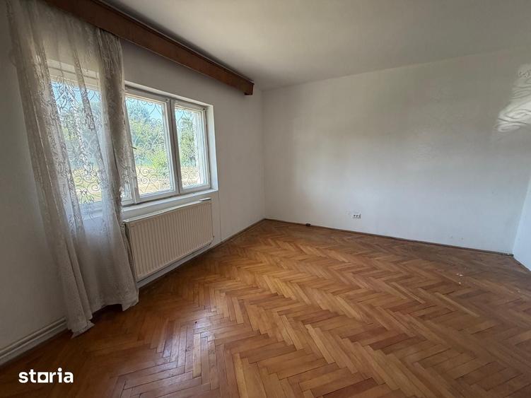Casă cu 9 camere cu Teren 1500 Mp în Odăi