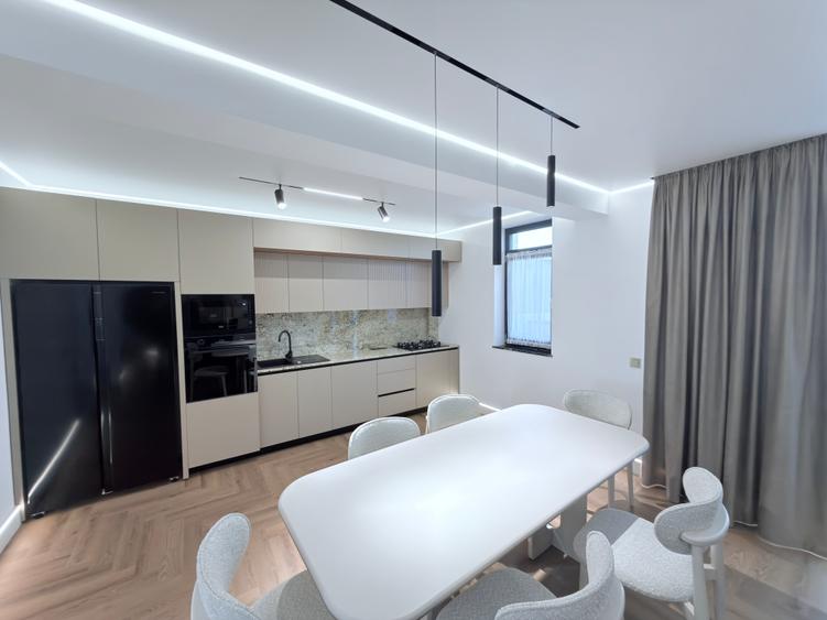 Apartament cu 4 camere decomandat în Central