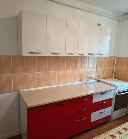 Apartament cu 3 camere semidecomandat, mobilat în Central