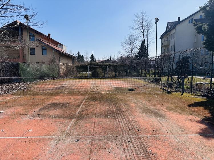 Casă individuală cu 7 camere cu Piscina în Roșu
