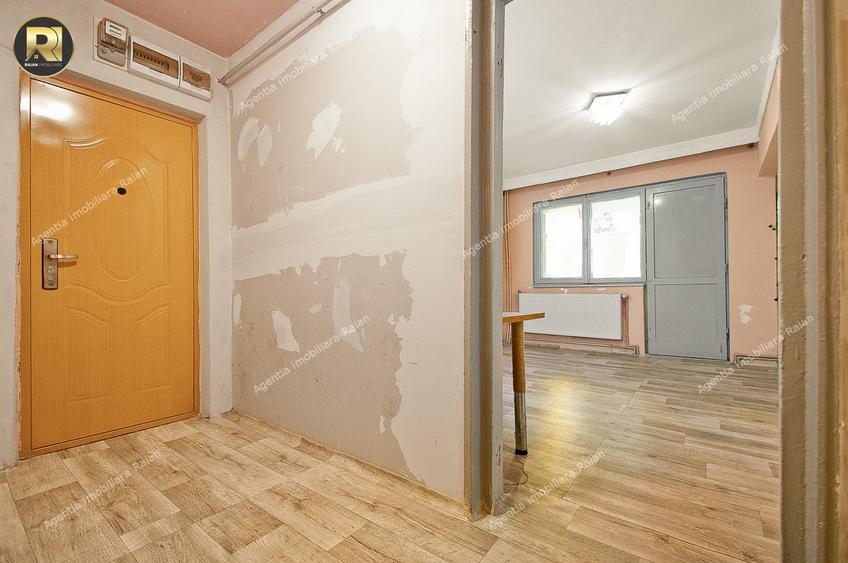 Apartament cu 3 camere semidecomandat în Micro 40