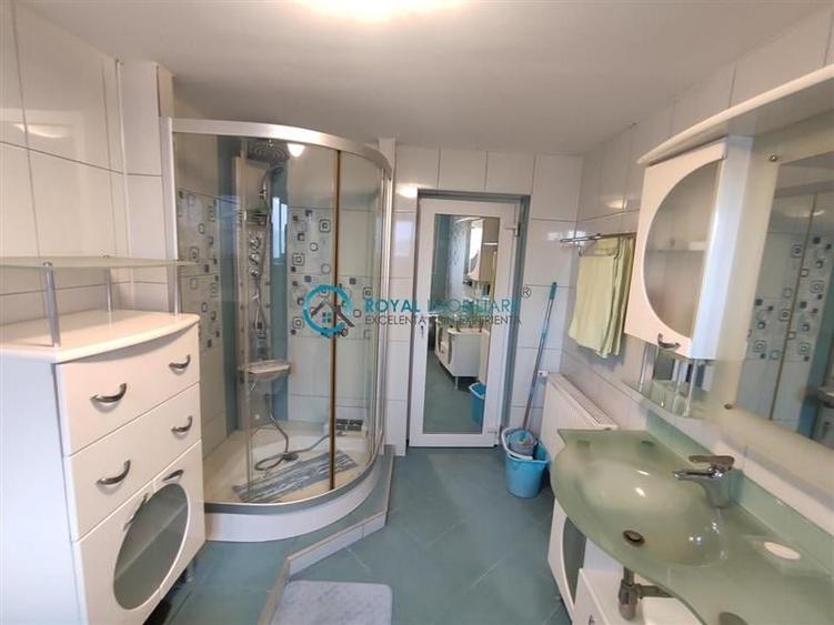 Casă individuală cu 6 camere cu Teren 80 Mp în Central