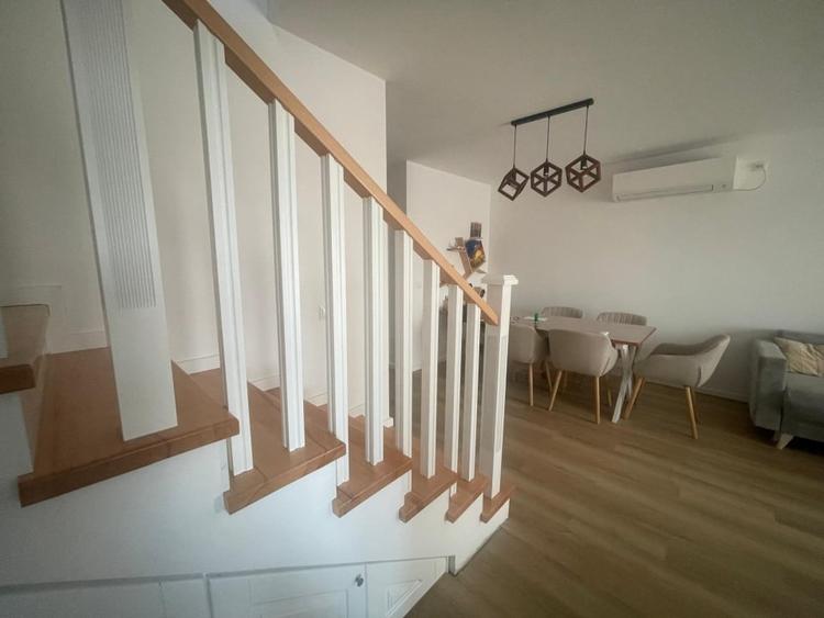 Casă individuală cu 5 camere cu Garaj în Șimnicu de Sus