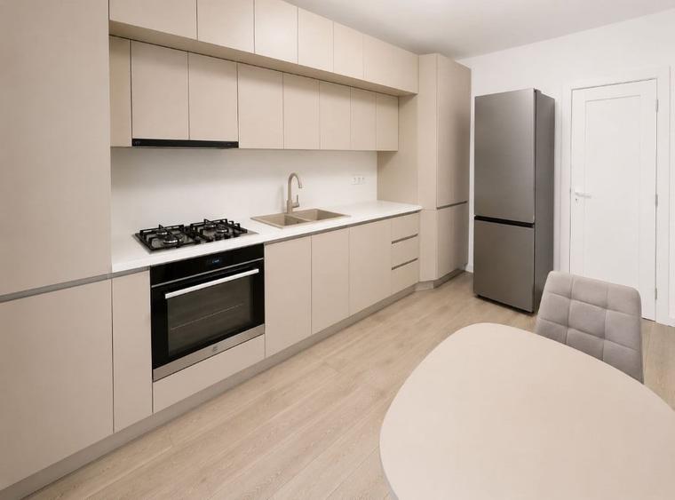 Apartament cu 3 camere decomandat în Tractorul