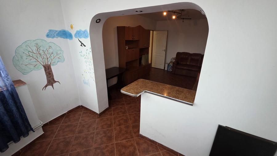 Apartament cu 3 camere decomandat, mobilat în Exterior Vest