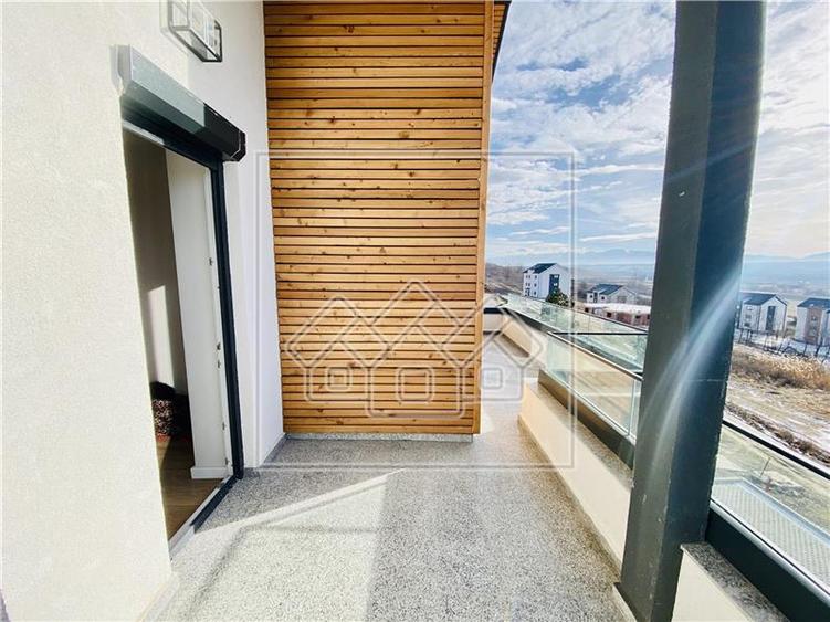 Penthouse cu 3 camere semidecomandat în Exterior Vest