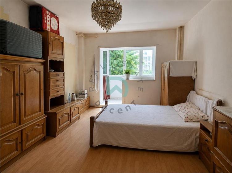 Apartament cu 3 camere decomandat în Calea București