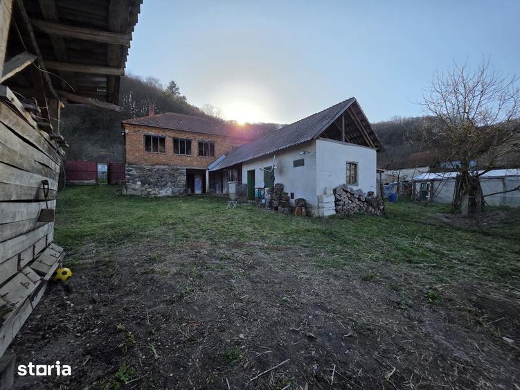 Casă cu 4 camere cu Teren 1887 Mp în Burjuc
