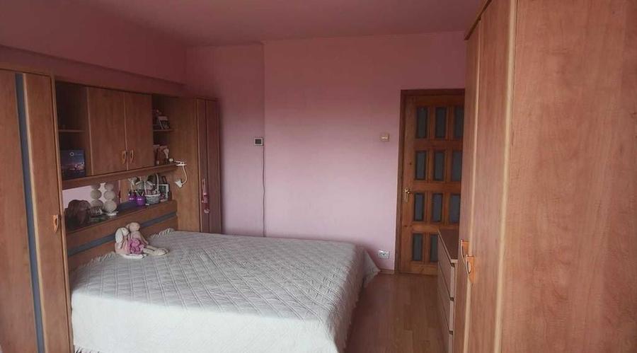 Apartament cu 3 camere semidecomandat în Pantelimon