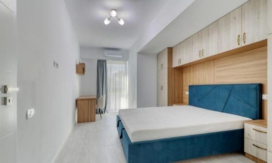 Apartament cu 3 camere semidecomandat, mobilat în Decebal