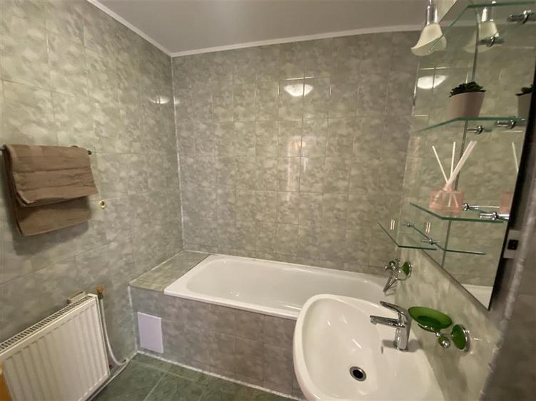 Apartament cu 3 camere decomandat în Nicolina