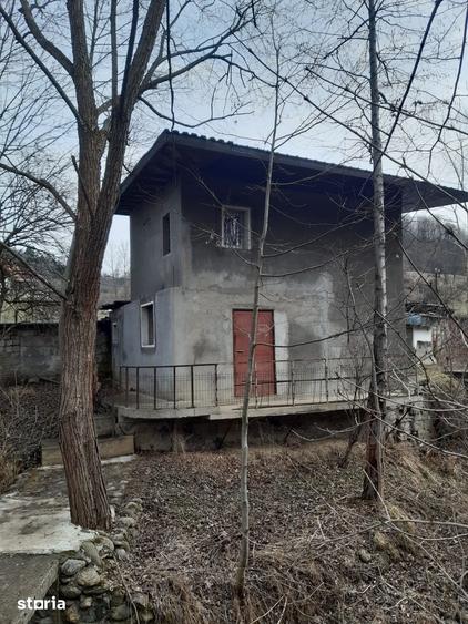 Casă cu 2 camere cu Teren 713 Mp în Petros