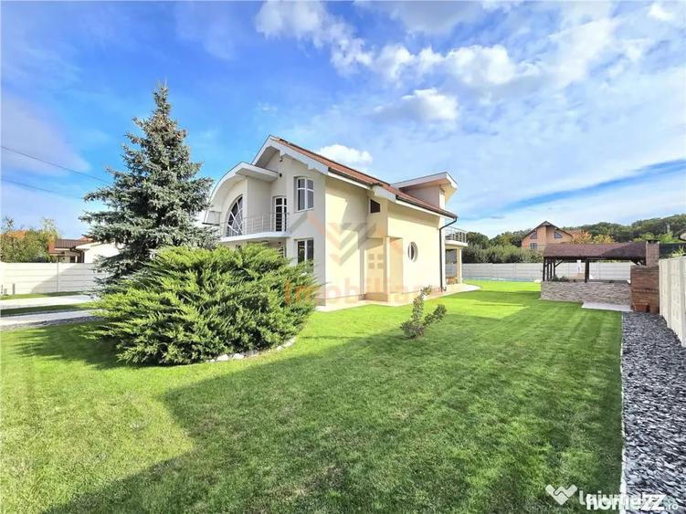 Casă cu 6 camere cu Piscina în Sânmartin
