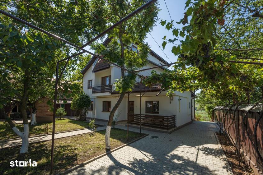 Casă cu 8 camere cu Canalizare în Central