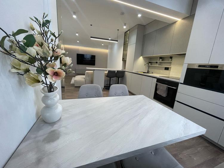 Apartament cu 3 camere semidecomandat în Pipera