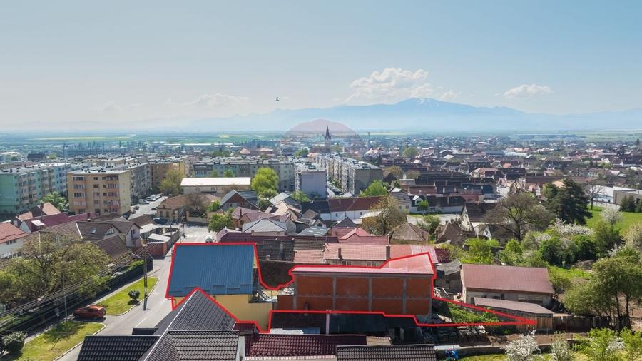 Casă individuală cu 14 camere cu Teren 306 Mp în Central