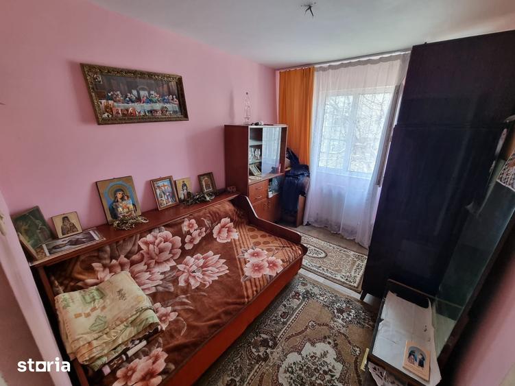 Apartament cu 3 camere semidecomandat în Km 4