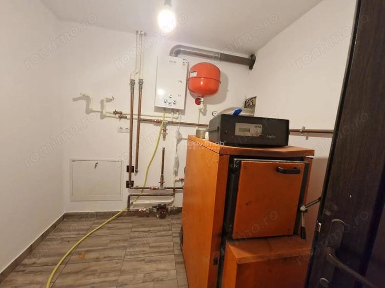 Casă cu 12 camere cu Teren 1000 Mp în Români