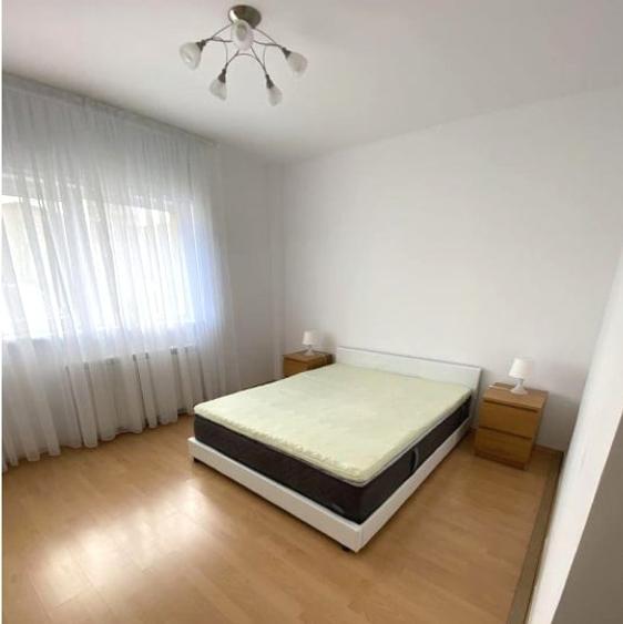 Apartament cu 3 camere semidecomandat, mobilat în Pipera