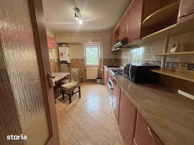 Apartament cu 3 camere decomandat în Nicolina