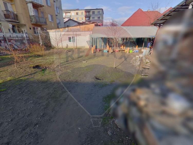 Casă cu 6 camere cu Teren 551 Mp în Vest