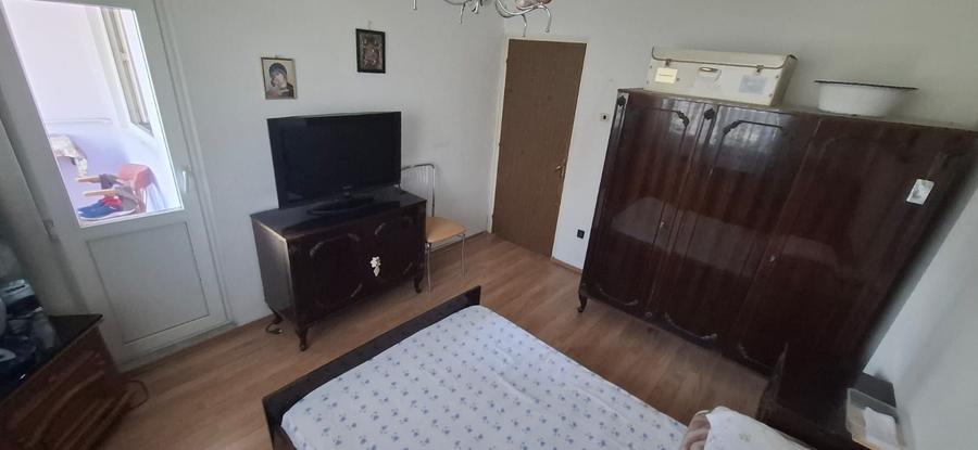 Apartament cu 3 camere semidecomandat în Colentina