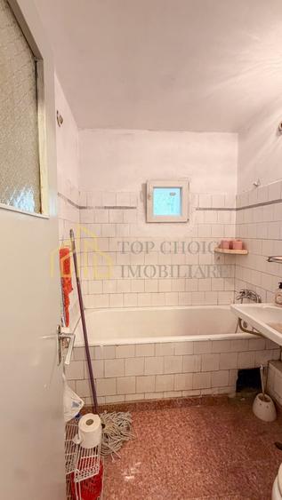 Apartament cu 3 camere semidecomandat, mobilat în Tei