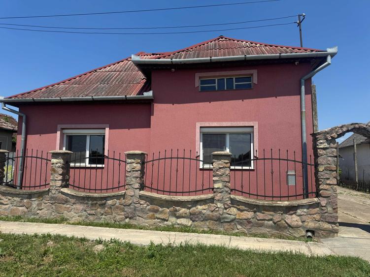 Casă cu 4 camere în Tulca